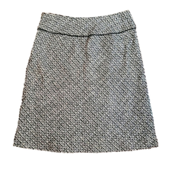 loft black and white, tweed looking skirt. Size 4. EXCELLENT CONDITION! - Picture 4 of 6